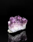 Amethyst Kristall für Balance, Heilstein für meditative Harmonie, violette Oberfläche.