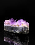 Natürlicher Amethyst Kristall, fördert meditative Wirkung, violette Oberfläche.