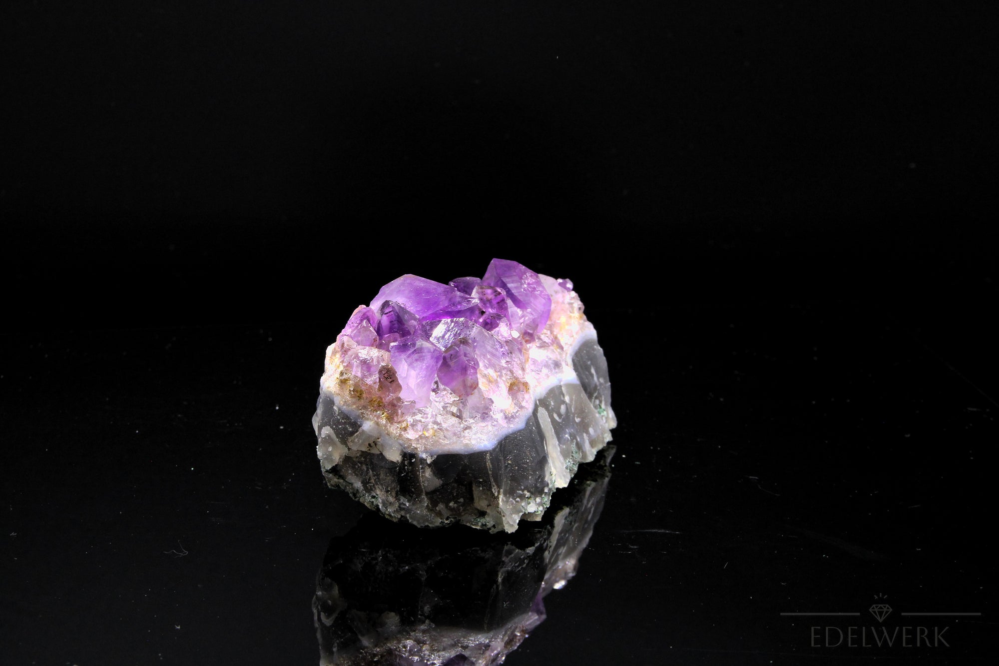 Natürlicher Amethyst Kristall, fördert intuitive Balance, violette glänzende Struktur.
