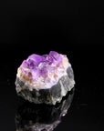 Natürlicher Amethyst Kristall, fördert intuitive Balance, violette glänzende Struktur.