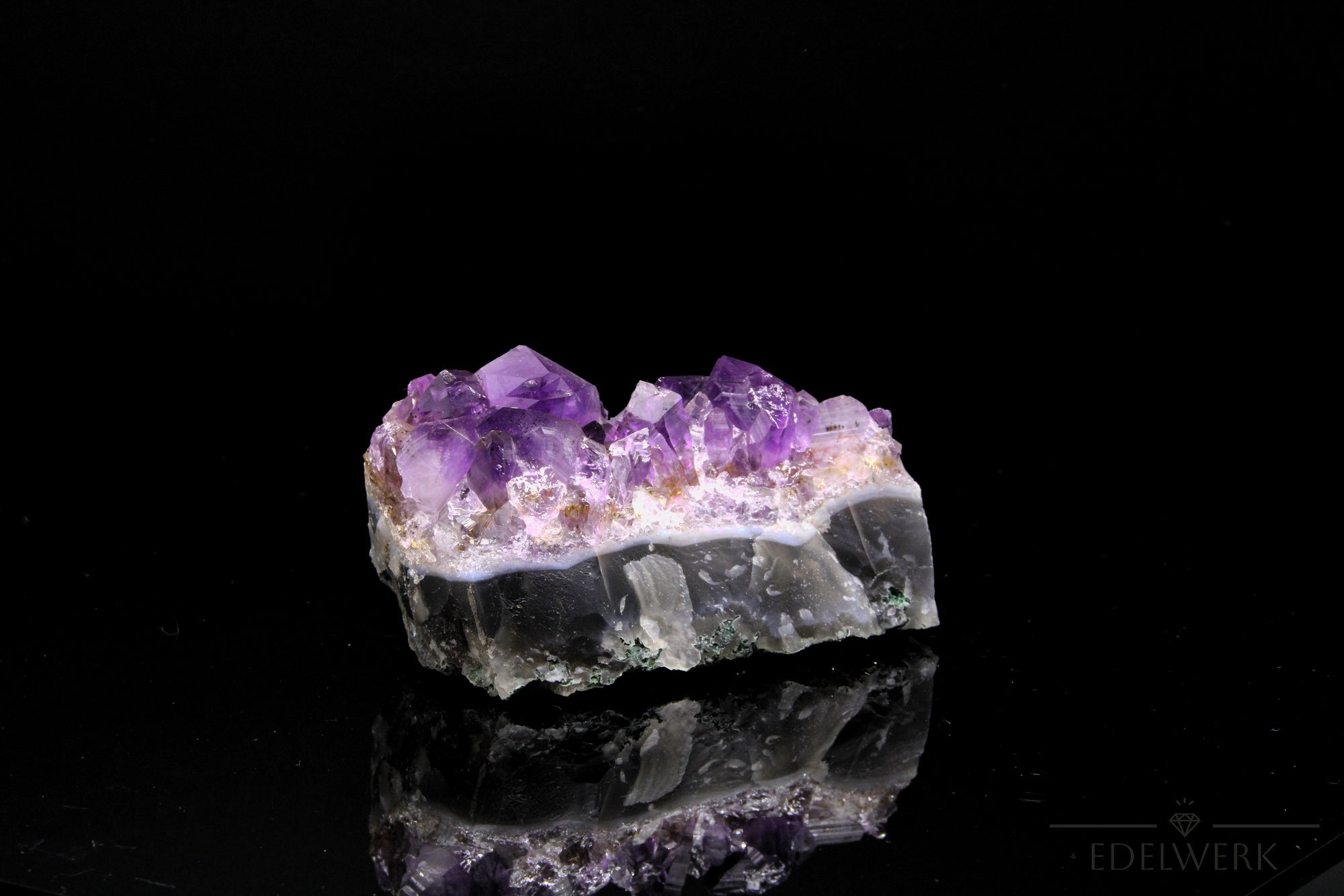 Natürlicher Amethyst Kristall, Heilstein für spirituelle Ruhe, violette Kristallform.
