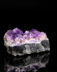 Natürlicher Amethyst Kristall, Heilstein für spirituelle Ruhe, violette Kristallform.