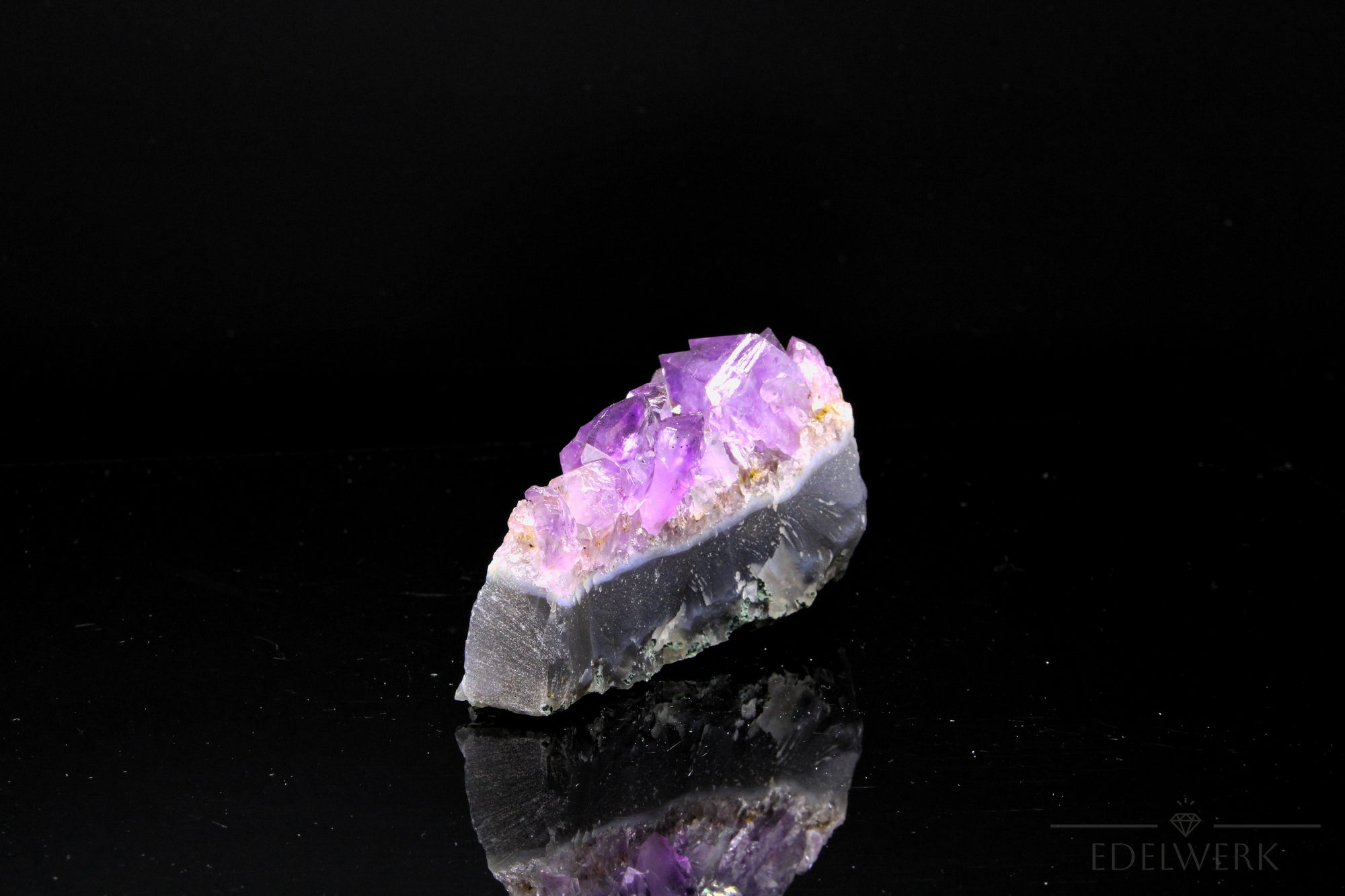 Violetter Amethyst Kristall, Heilstein für spirituelle Klarheit, violette glänzende Struktur.
