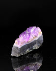 Violetter Amethyst Kristall, Heilstein für spirituelle Klarheit, violette glänzende Struktur.