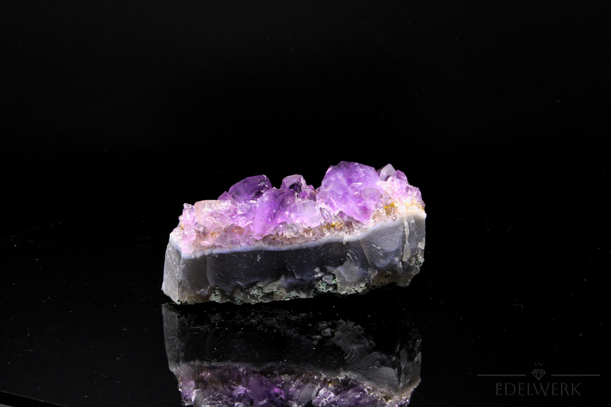 Violetter Amethyst Kristall, fördert schützende Energie, violette Kristalloberfläche.