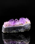 Violetter Amethyst Kristall, fördert schützende Energie, violette Kristalloberfläche.