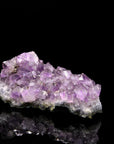 Tiefvioletter Amethyst Kristall, fördert intuitive Praxis, violette natürliche Struktur.