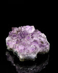 Tiefvioletter Amethyst Kristall, Heilstein für klare Meditation, violette glänzende Oberfläche.