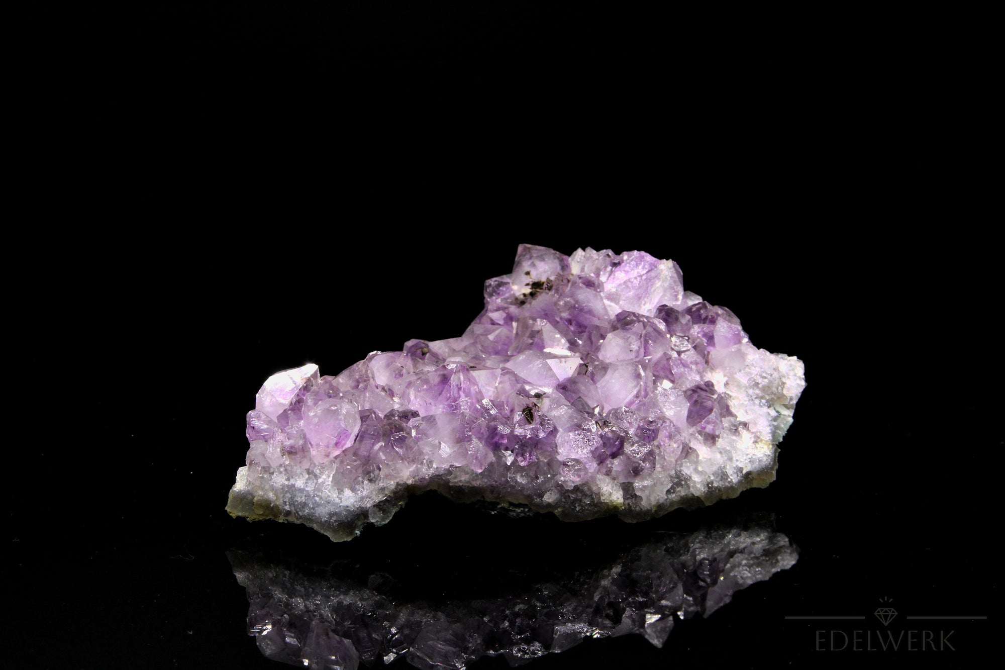 Tiefvioletter Amethyst Kristall, fördert energetische Harmonie, violette Kristallform.