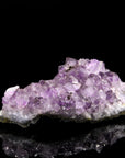 Tiefvioletter Amethyst Kristall, fördert energetische Harmonie, violette Kristallform.