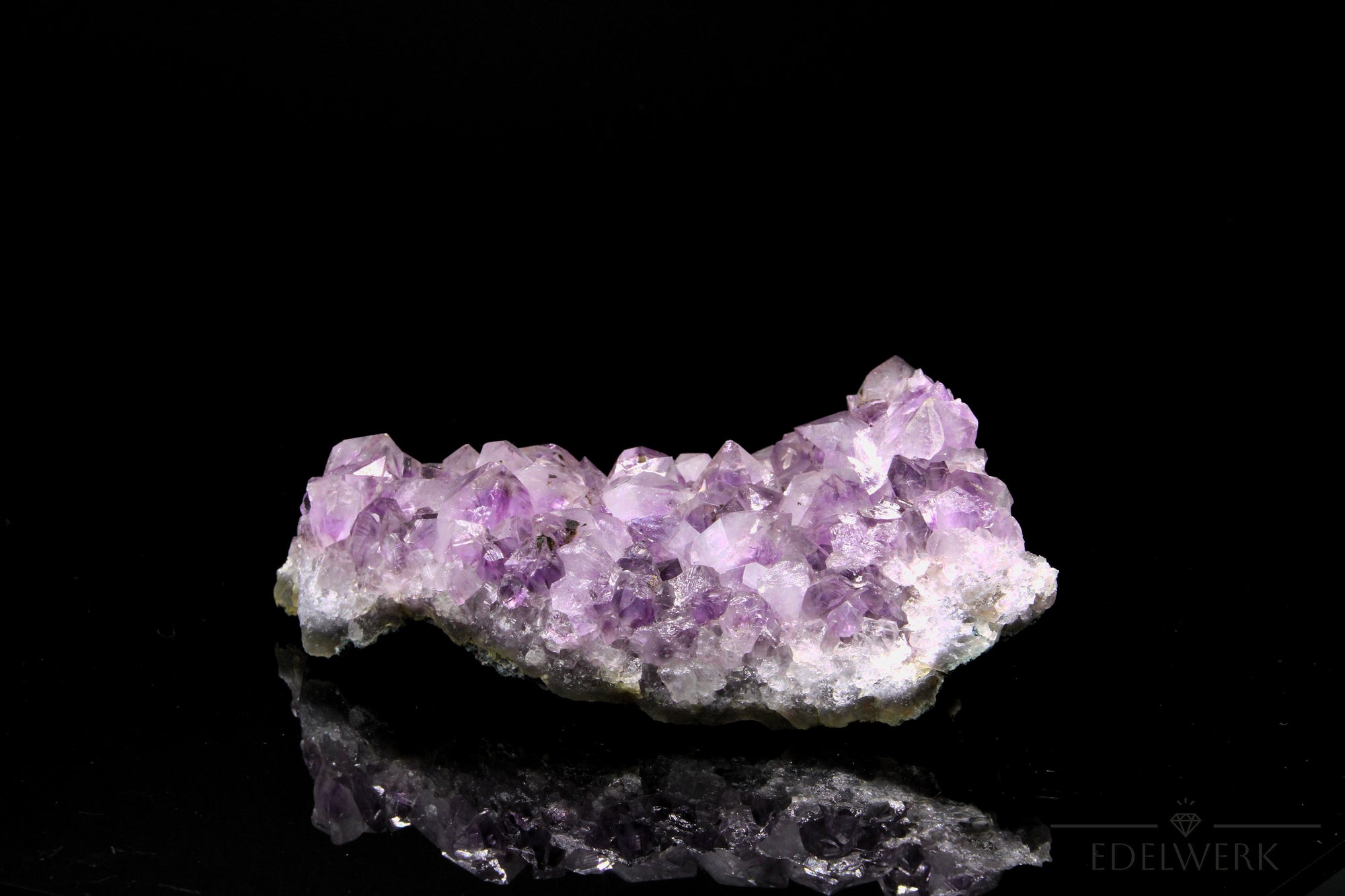 Tiefvioletter Amethyst Kristall, Heilstein für spirituelle Ruhe, violette Struktur.
