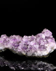 Tiefvioletter Amethyst Kristall, Heilstein für spirituelle Ruhe, violette Struktur.