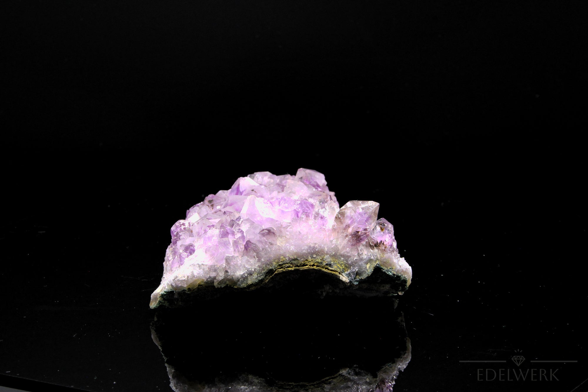 Natürlicher Amethyst Kristall, Heilstein für spirituelle Kraft, violette Form.
