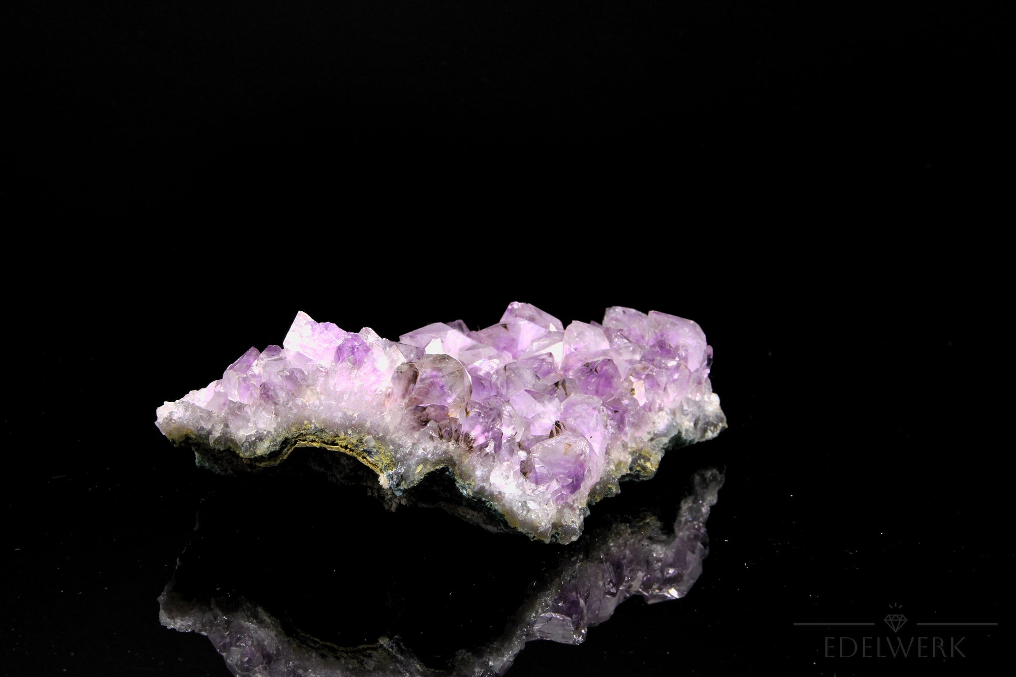 Natürlicher Amethyst Kristall, fördert energetische Harmonie, ungeschliffene violette Struktur.