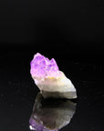 Strahlender Amethyst Kristall, fördert energetische Harmonie, violette glänzende Kristalle.