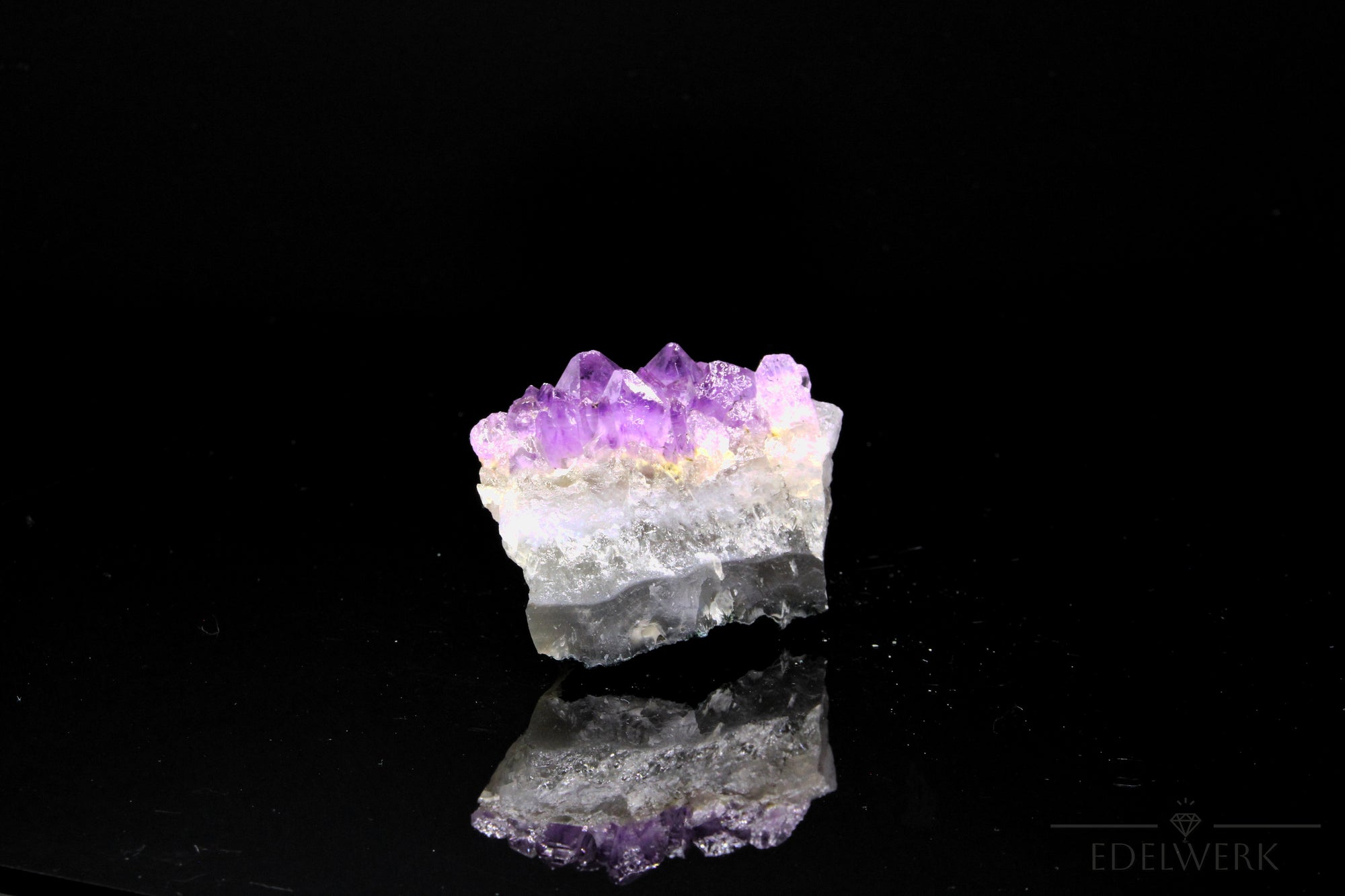 Strahlender Amethyst Kristall, fördert intuitive Klarheit, violette Kristalloberfläche.