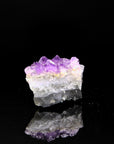 Strahlender Amethyst Kristall, fördert intuitive Klarheit, violette Kristalloberfläche.