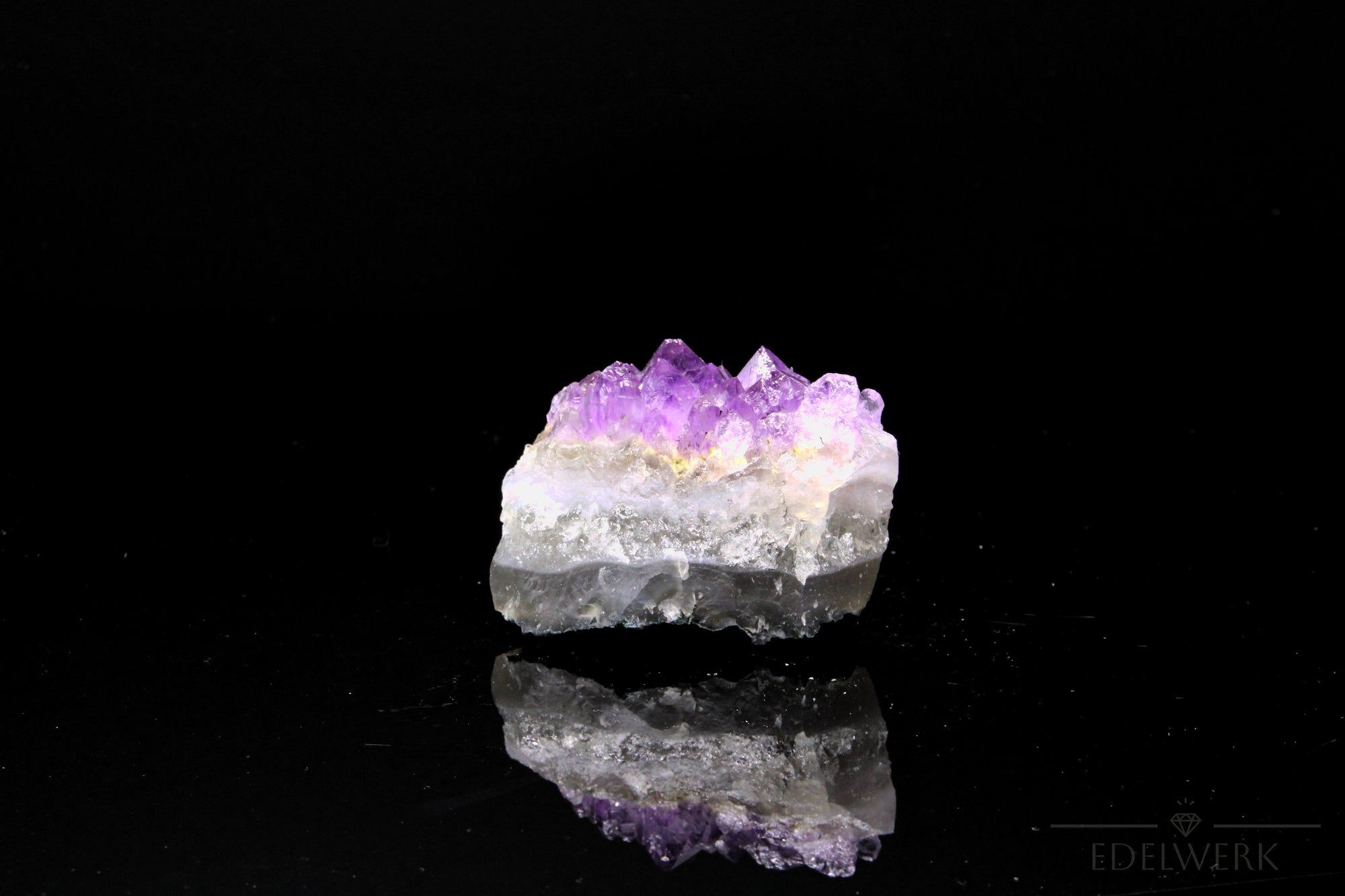Strahlender Amethyst Kristall, Heilstein für spirituelle Energie, violette Struktur.