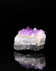 Strahlender Amethyst Kristall, Heilstein für spirituelle Energie, violette Struktur.