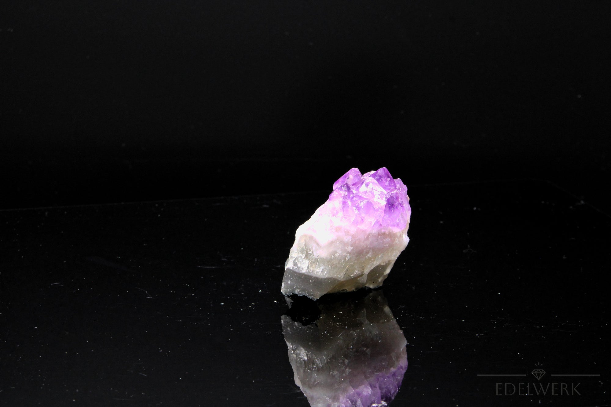 Tiefvioletter Amethyst Kristall, Heilstein für meditative Praxis, violette Struktur.