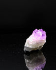 Tiefvioletter Amethyst Kristall, Heilstein für meditative Praxis, violette Struktur.