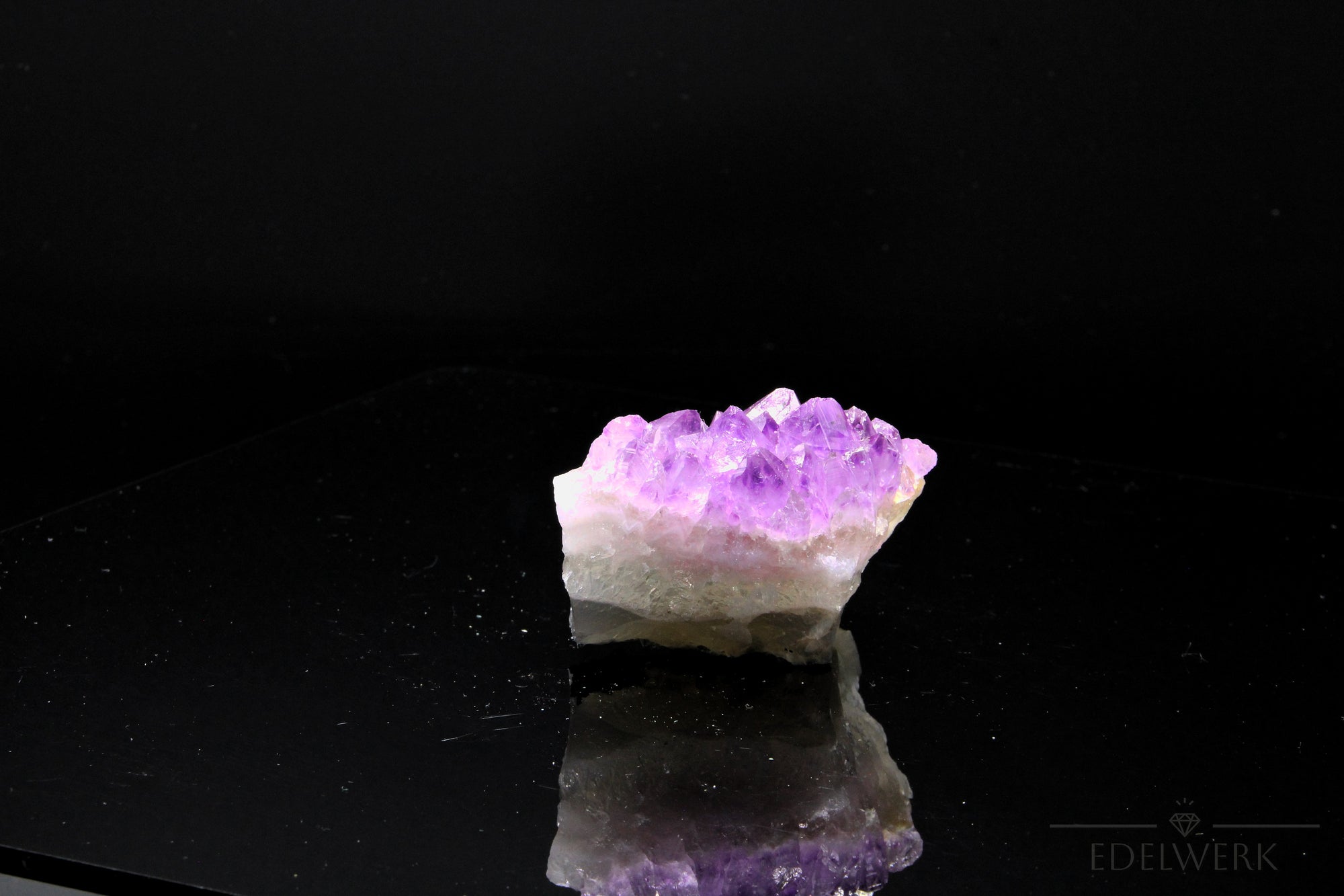 Tiefvioletter Amethyst Kristall, fördert spirituelle Energie, violette Kristalloberfläche.