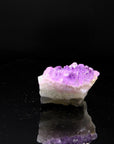 Tiefvioletter Amethyst Kristall, fördert spirituelle Energie, violette Kristalloberfläche.