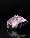 Hochwertiger Amethyst Kristall, fördert schützende Balance, violette glänzende Kristalle.