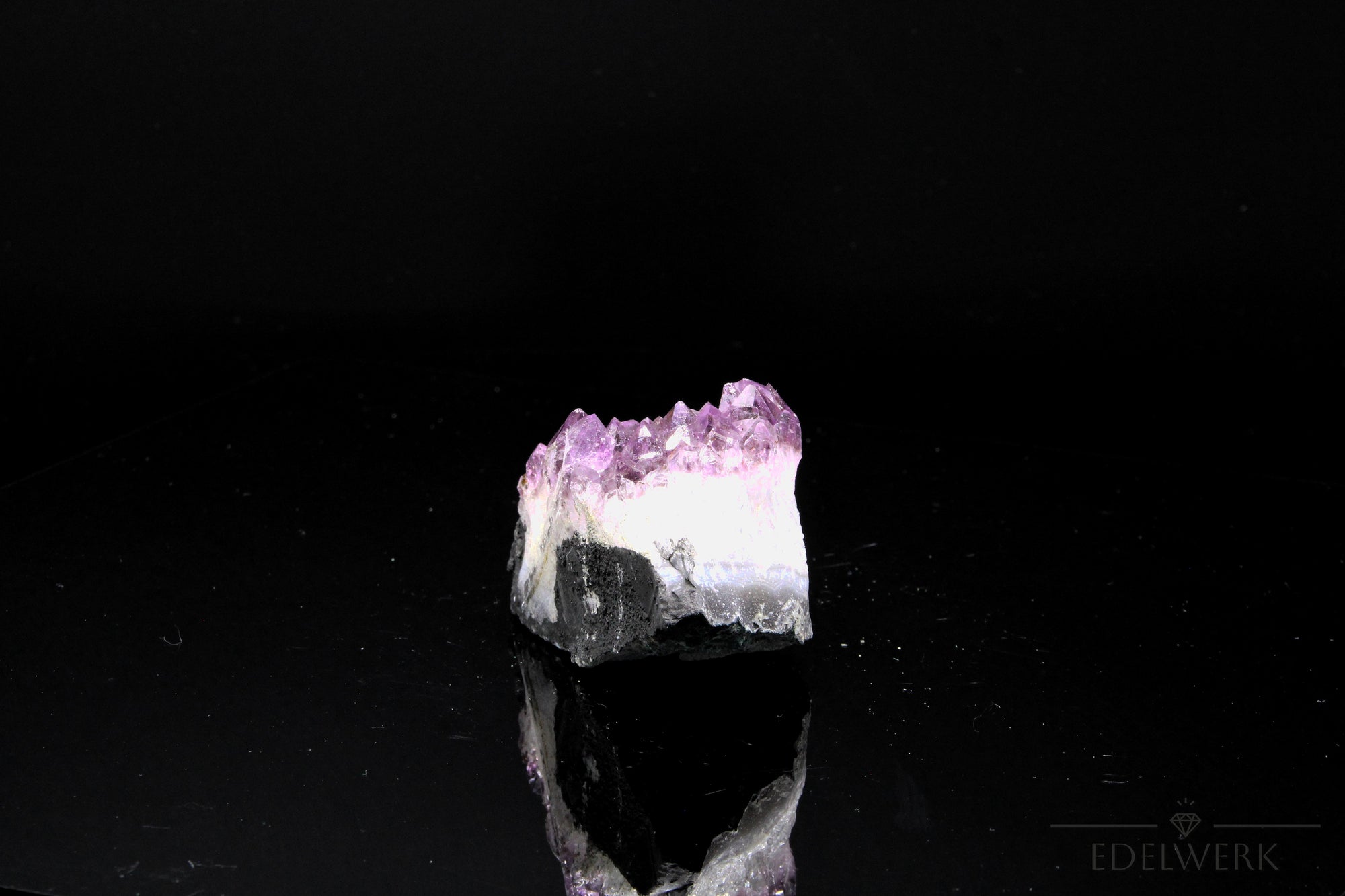 Hochwertiger Amethyst Kristall, fördert energetische Klarheit, violette natürliche Form.