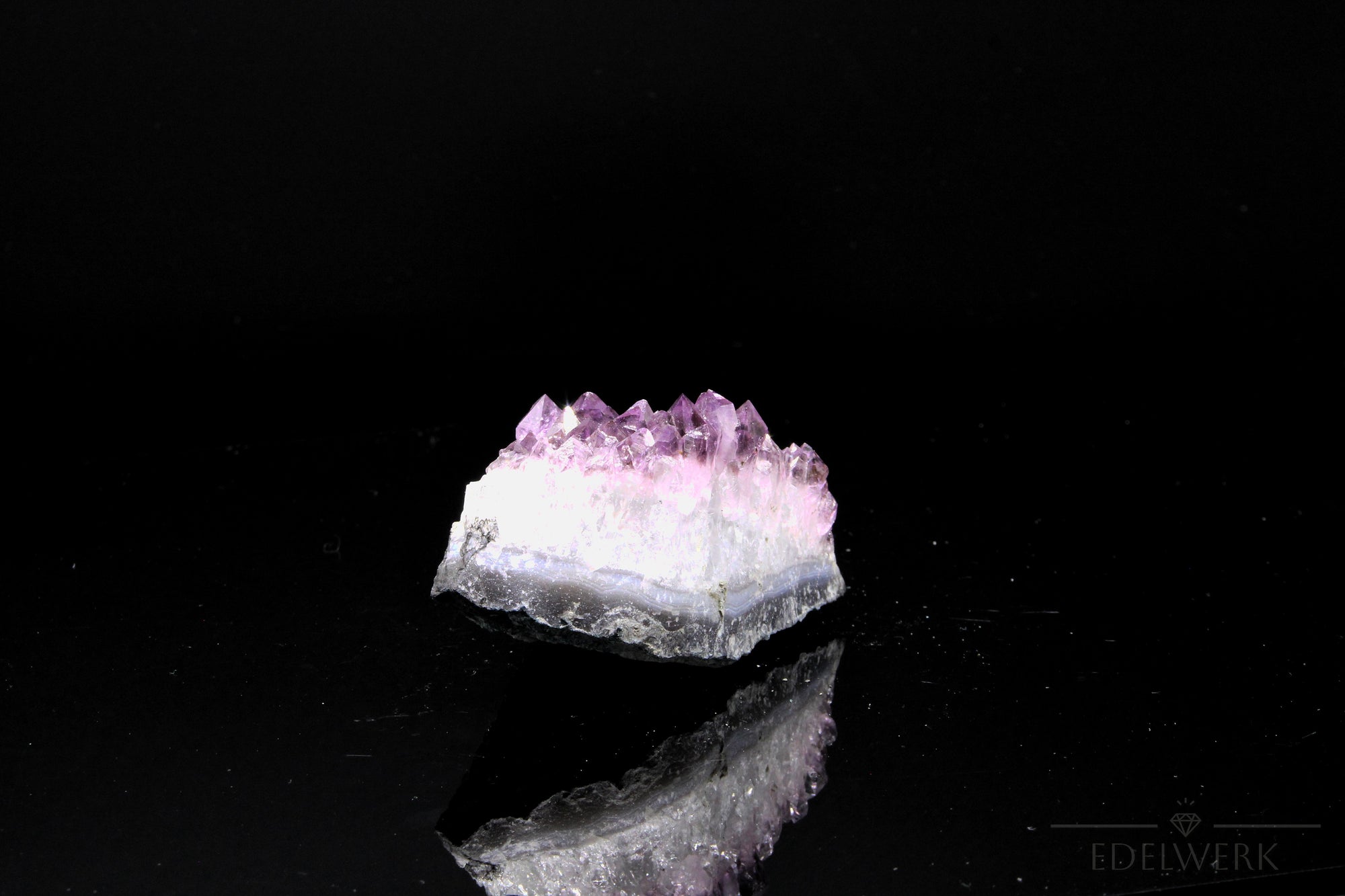 Hochwertiger Amethyst Kristall, Heilstein für meditative Ruhe, violette Kristalloberfläche.