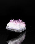 Hochwertiger Amethyst Kristall, Heilstein für meditative Ruhe, violette Kristalloberfläche.