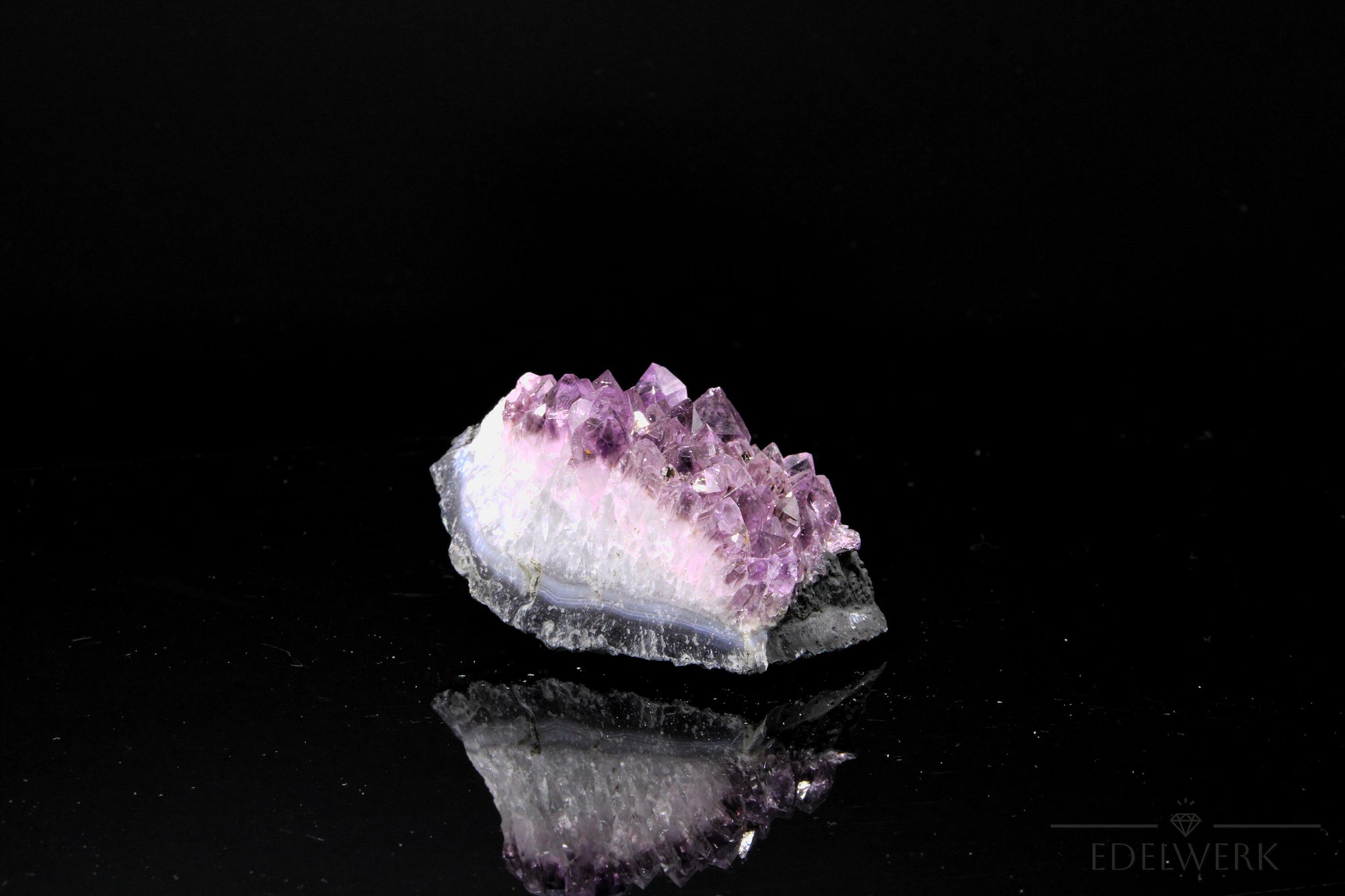 Strahlender Amethyst Kristall, Heilstein für meditative Entspannung, violette glänzende Form.