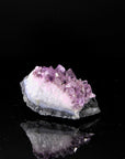 Strahlender Amethyst Kristall, Heilstein für meditative Entspannung, violette glänzende Form.
