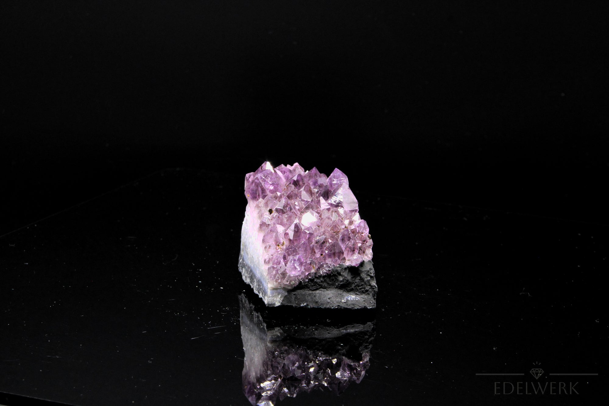 Strahlender Amethyst Kristall, fördert spirituelle Ruhe, violette Kristallstruktur.