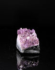 Strahlender Amethyst Kristall, fördert spirituelle Ruhe, violette Kristallstruktur.