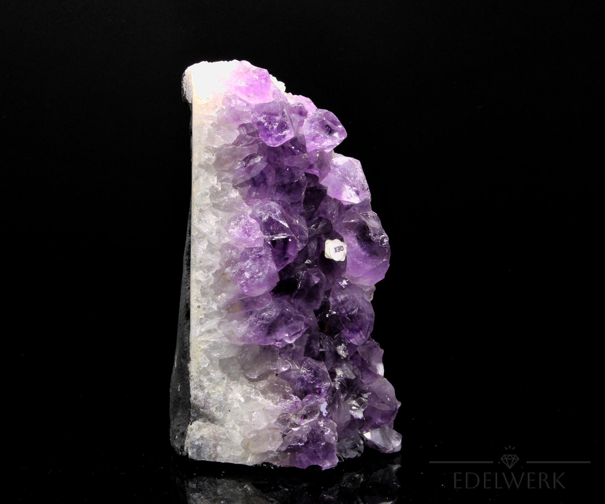 Amethyst Kristall für Klarheit, Heilstein für meditative Energie, violette Oberfläche.