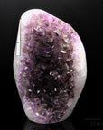 Natürliche Amethyst Druse, fördert spirituelle Harmonie, violette glänzende Form.