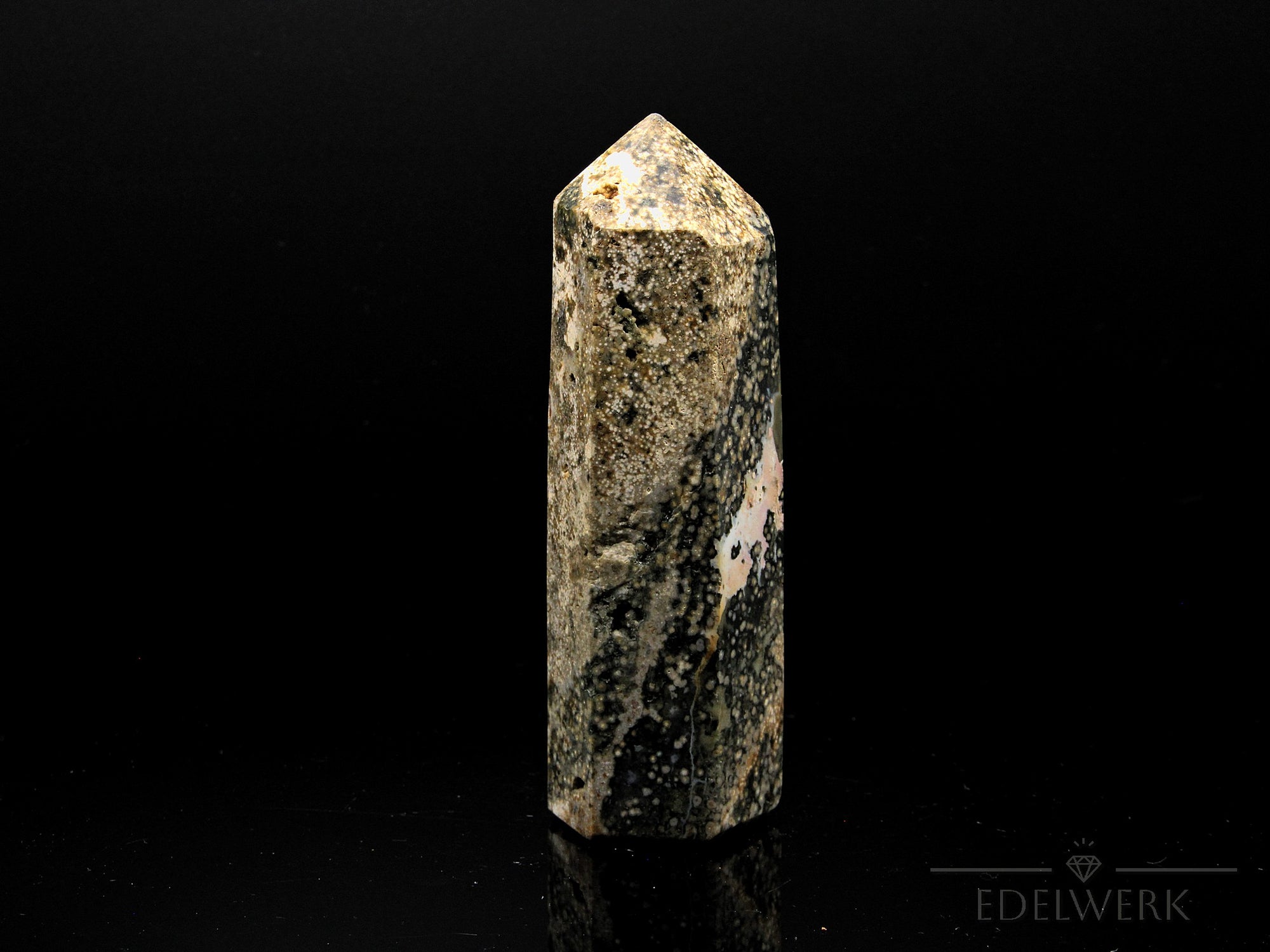 Mehrfarbige Jaspis Spitze, Heilstein für meditative Deko, bunte Spitzenstruktur.