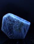 Labradorite Heilstein, fördert schützende Energie, bunte Kristallstruktur.
