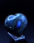 Klarer Labradorite, Heilstein für spirituelle Inspiration, bunte glänzende Struktur.