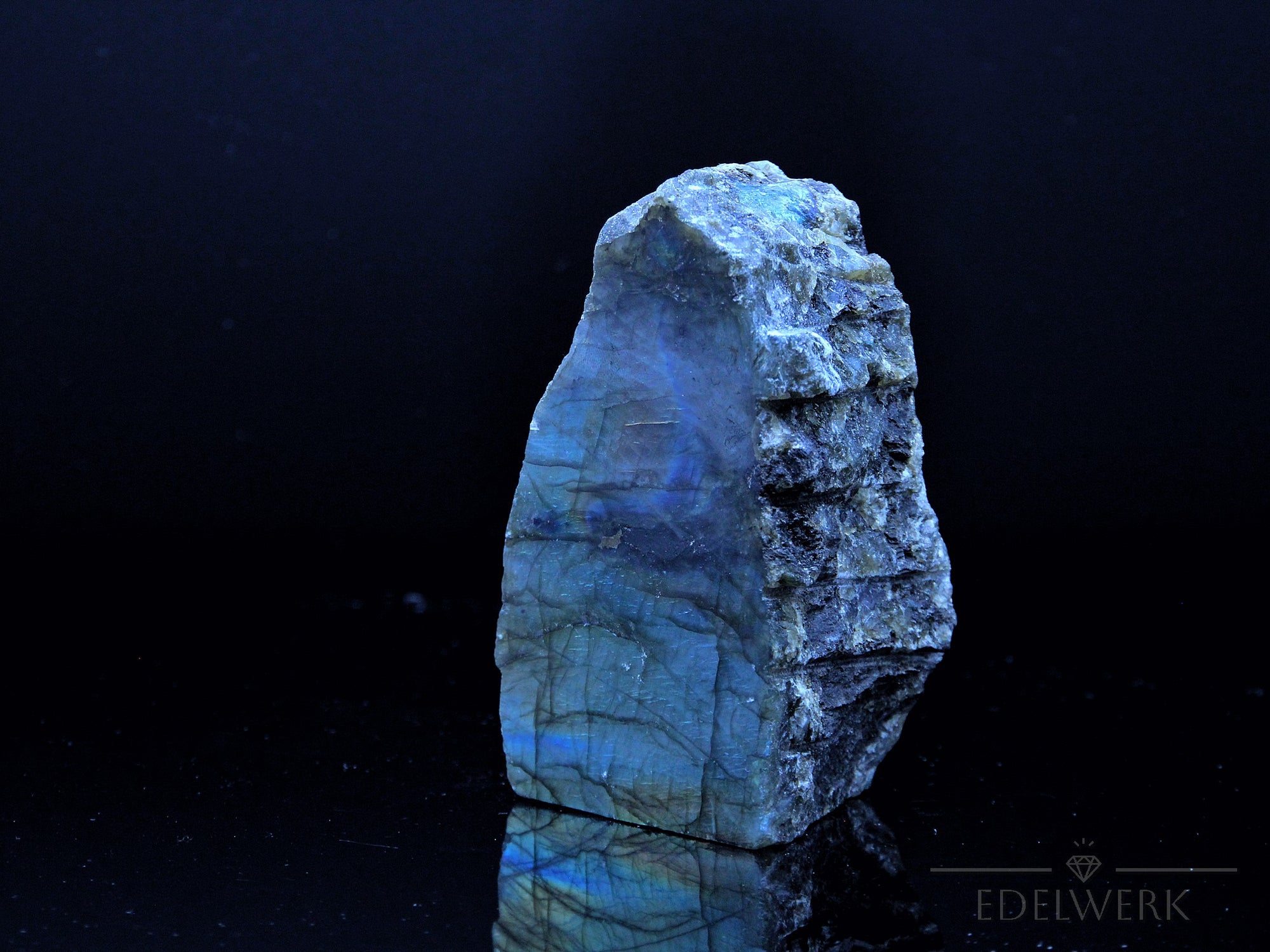 Strahlender Labradorite, Heilstein für spirituellen Schutz, bunte glänzende Form.
