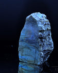 Strahlender Labradorite, Heilstein für spirituellen Schutz, bunte glänzende Form.