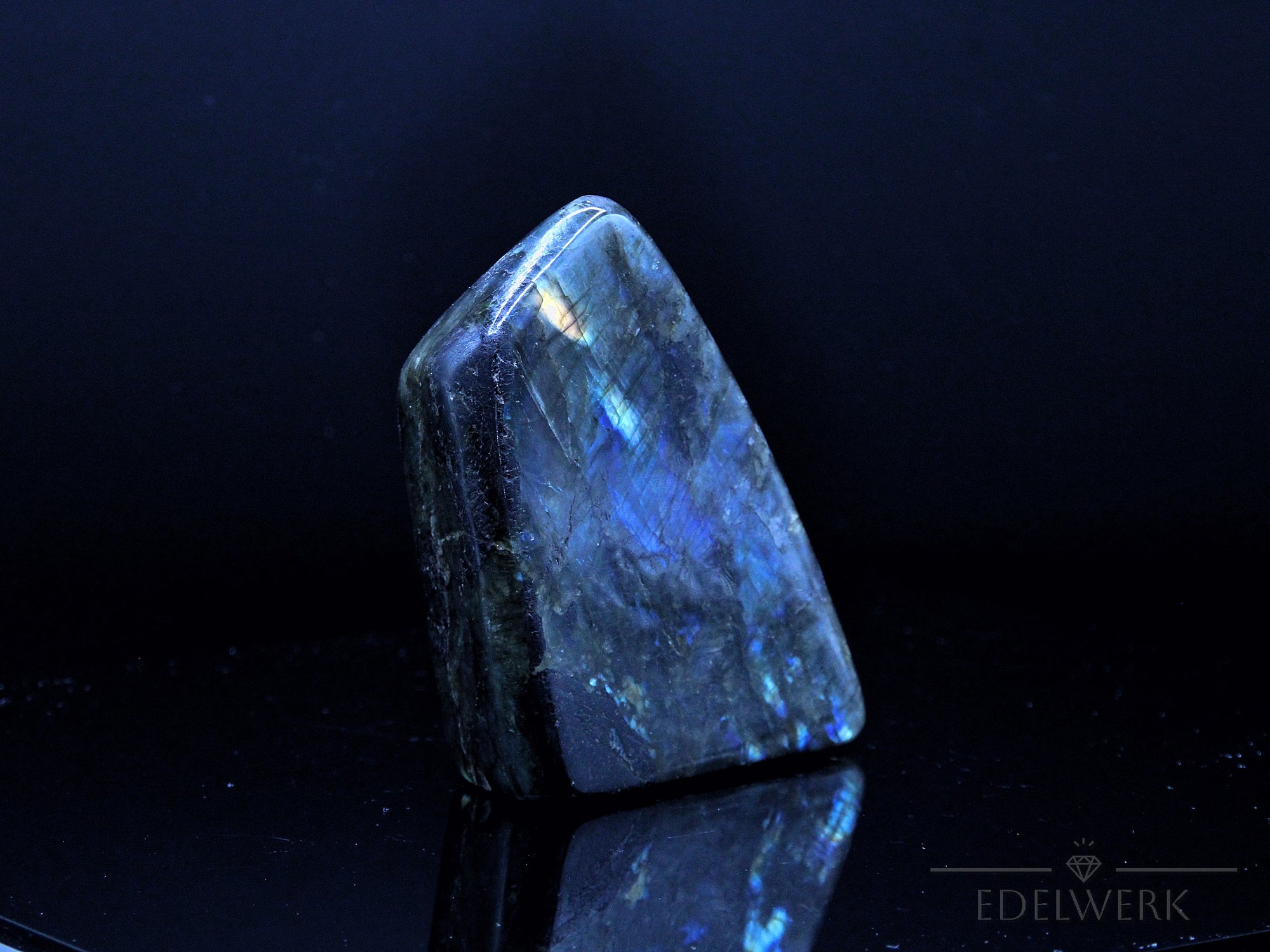 Strahlender Labradorite, fördert energetische Harmonie, bunte natürliche Form.