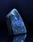 Strahlender Labradorite, fördert energetische Harmonie, bunte natürliche Form.