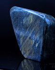 Natürlicher Labradorite, Heilstein für spirituelle Intuition, bunte Form.
