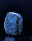 Labradorite Heilstein, Heilstein für meditative Praxis, bunte glänzende Form.