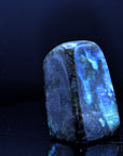 Natürlicher Labradorite, fördert harmonische Energie, ungeschliffene bunte Struktur.