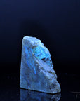 Labradorite Heilstein, fördert schützende Energie, bunte Kristallstruktur.