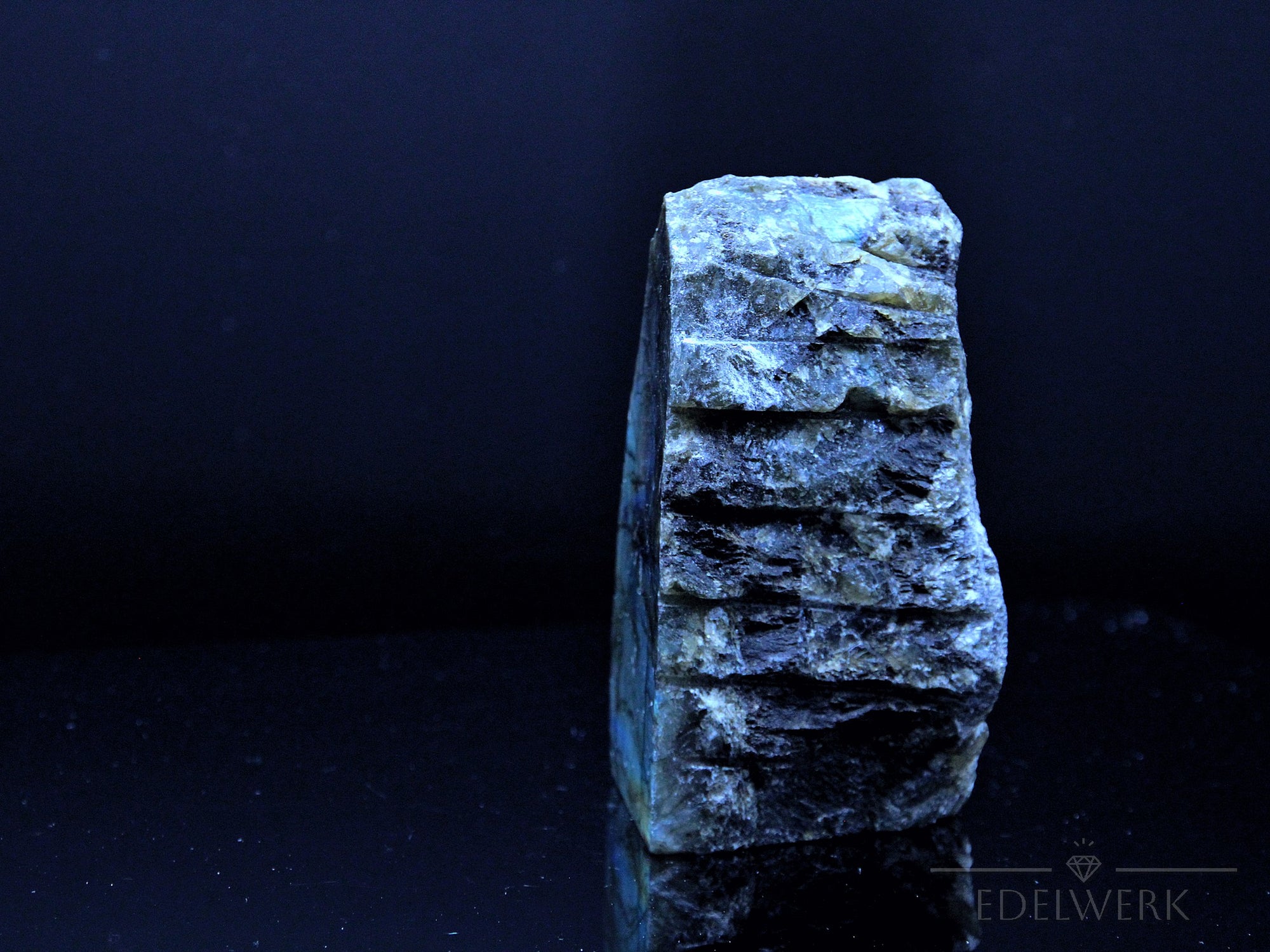 Strahlender Labradorite, fördert ausgewogene Energie, bunte Kristallstruktur.