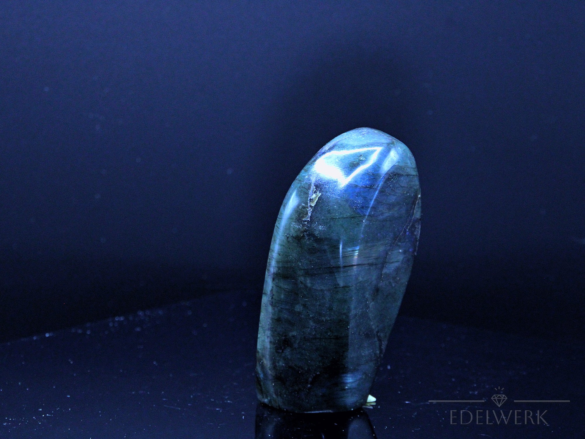 Strahlender Labradorite, Heilstein für meditative Ruhe, bunte glänzende Form.